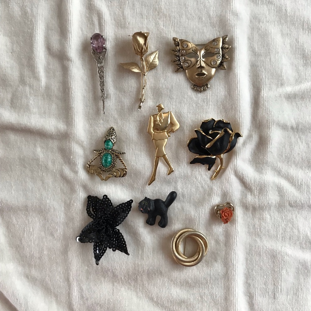 Group of 10 fashion pins